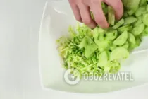 Салат с крабовыми палочками и молодой капустой - Шаг 3 Салат с крабовыми палочками и молодой капустой - Шаг 3