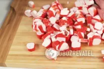 Салат с крабовыми палочками и молодой капустой - Шаг 4 Салат с крабовыми палочками и молодой капустой - Шаг 4