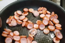 Яичница с сосисками - Шаг 4 Яичница с сосисками - Шаг 4