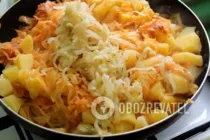 Тушкована капуста з картоплею - Крок 10 Тушкована капуста з картоплею - Крок 10