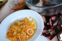 Салат с кальмарами и крабовыми палочками - Шаг 2 Салат с кальмарами и крабовыми палочками - Шаг 2