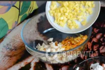 Салат с кальмарами и крабовыми палочками - Шаг 4 Салат с кальмарами и крабовыми палочками - Шаг 4