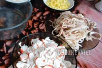 Салат с кальмарами и крабовыми палочками - Шаг 1 Салат с кальмарами и крабовыми палочками - Шаг 1