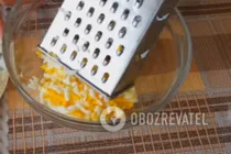 Салат с крабовыми палочками и сыром - Шаг 2 Салат с крабовыми палочками и сыром - Шаг 2