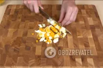 Салат с крабовыми палочками и пекинской капустой - Шаг 2 Салат с крабовыми палочками и пекинской капустой - Шаг 2
