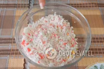 Салат с крабовыми палочками и сыром - Шаг 3 Салат с крабовыми палочками и сыром - Шаг 3