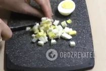 Салат с крабовыми палочками и кукурузой - Шаг 3 Салат с крабовыми палочками и кукурузой - Шаг 3