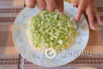 Салат с крабовыми палочками и сыром - Шаг 8 Салат с крабовыми палочками и сыром - Шаг 8