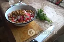 Салат з крабовими паличками і помідорами - Крок 5 Салат з крабовими паличками і помідорами - Крок 5