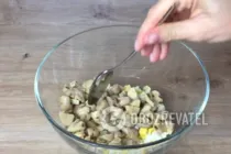 Салат с крабовыми палочками и грибами - Шаг 6 Салат с крабовыми палочками и грибами - Шаг 6