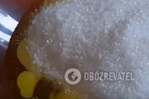 Кекс на кефире с изюмом - Крок 1 Кекс на кефире с изюмом - Крок 1