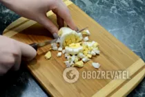 Салат с яйцом, огурцом и тунцом - Шаг 2 Салат с яйцом, огурцом и тунцом - Шаг 2