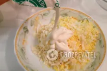 Салат с яйцом и плавленым сыром - Шаг 5 Салат с яйцом и плавленым сыром - Шаг 5