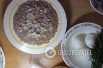 Салат "Подсолнух" с печенью трески - Шаг 4 Салат "Подсолнух" с печенью трески - Шаг 4