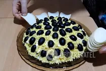 Салат "Подсолнух" с курицей и грибами - Шаг 7 Салат "Подсолнух" с курицей и грибами - Шаг 7