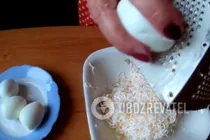 Салат с плавленым сыром и чесноком - Шаг 4 Салат с плавленым сыром и чесноком - Шаг 4