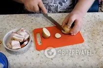 Картошка с салом и луком в духовке - Шаг 3 Картошка с салом и луком в духовке - Шаг 3