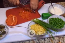 Салат с горошком и кукурузой - Шаг 2 Салат с горошком и кукурузой - Шаг 2