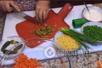 Салат с горошком и кукурузой - Шаг 3 Салат с горошком и кукурузой - Шаг 3