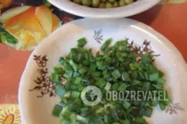 Салат с зеленым горошком и курицей - Шаг 4 Салат с зеленым горошком и курицей - Шаг 4