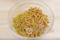 Салат с зеленым горошком и сухариками - Шаг 4 Салат с зеленым горошком и сухариками - Шаг 4