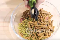 Салат с зеленым горошком и сухариками - Шаг 5 Салат с зеленым горошком и сухариками - Шаг 5