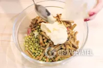 Салат с зеленым горошком и сухариками - Шаг 6 Салат с зеленым горошком и сухариками - Шаг 6