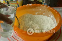 Чебуреки з домашнім сиром - Крок 1 Чебуреки з домашнім сиром - Крок 1