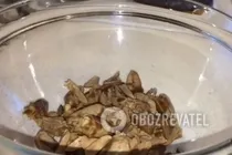 Салат из куриных сердечек с солеными огурцами - Шаг 2 Салат из куриных сердечек с солеными огурцами - Шаг 2