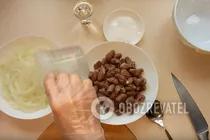 Салат из куриных сердечек с маринованным луком - Шаг 2 Салат из куриных сердечек с маринованным луком - Шаг 2