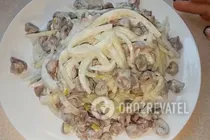 Салат из куриных сердечек с маринованным луком - Шаг 7 Салат из куриных сердечек с маринованным луком - Шаг 7