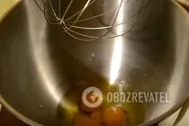 Заливной пирог с вишней на кефире - Шаг 2 Заливной пирог с вишней на кефире - Шаг 2