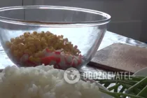 Салат с рисом и кукурузой - Шаг 2 Салат с рисом и кукурузой - Шаг 2