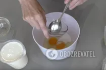 Заливной пирог с луком и яйцом за кефире - Шаг 1 Заливной пирог с луком и яйцом за кефире - Шаг 1