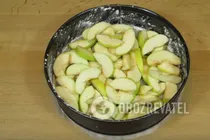 Заливной пирог с яблоками и сметаной - Шаг 1 Заливной пирог с яблоками и сметаной - Шаг 1