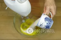 Заливной пирог с яблоками и сметаной - Шаг 3 Заливной пирог с яблоками и сметаной - Шаг 3