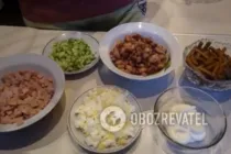 Салат с фасолью и сухариками - Шаг 1 Салат с фасолью и сухариками - Шаг 1