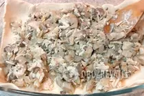 Пирог с курицей и грибами из слоеного теста - Шаг 9 Пирог с курицей и грибами из слоеного теста - Шаг 9