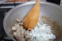 Тушкована свинина з баклажанами - Крок 3 Тушкована свинина з баклажанами - Крок 3