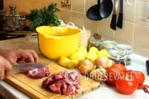 Жареное мясо с помидорами - Шаг 1 Жареное мясо с помидорами - Шаг 1