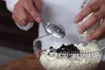 Сырники с черникой - Шаг 2 Сырники с черникой - Шаг 2
