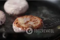Сырники с черникой - Шаг 6 Сырники с черникой - Шаг 6