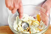 Сырники, запеченные в сметане - Шаг 1 Сырники, запеченные в сметане - Шаг 1