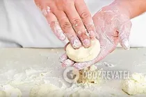 Сырники, запеченные в сметане - Шаг 2 Сырники, запеченные в сметане - Шаг 2