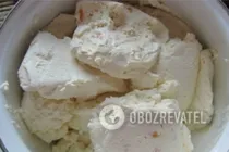 Сырники из творожной массы с изюмом - Шаг 1 Сырники из творожной массы с изюмом - Шаг 1