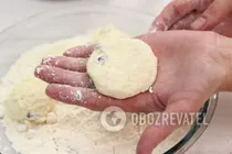 Сырники из творожной массы с изюмом - Шаг 4 Сырники из творожной массы с изюмом - Шаг 4
