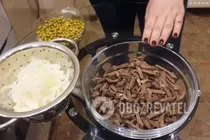 Салат из свиного сердца с маринованым луком - Шаг 4 Салат из свиного сердца с маринованым луком - Шаг 4