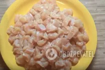Тушкована курка із шампіньйонами у вершках - Крок 1 Тушкована курка із шампіньйонами у вершках - Крок 1