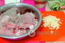 Тушеная курица в сметанном соусе - Шаг 2 Тушеная курица в сметанном соусе - Шаг 2