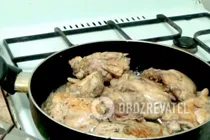 Тушеная курица в сметанном соусе - Шаг 3 Тушеная курица в сметанном соусе - Шаг 3